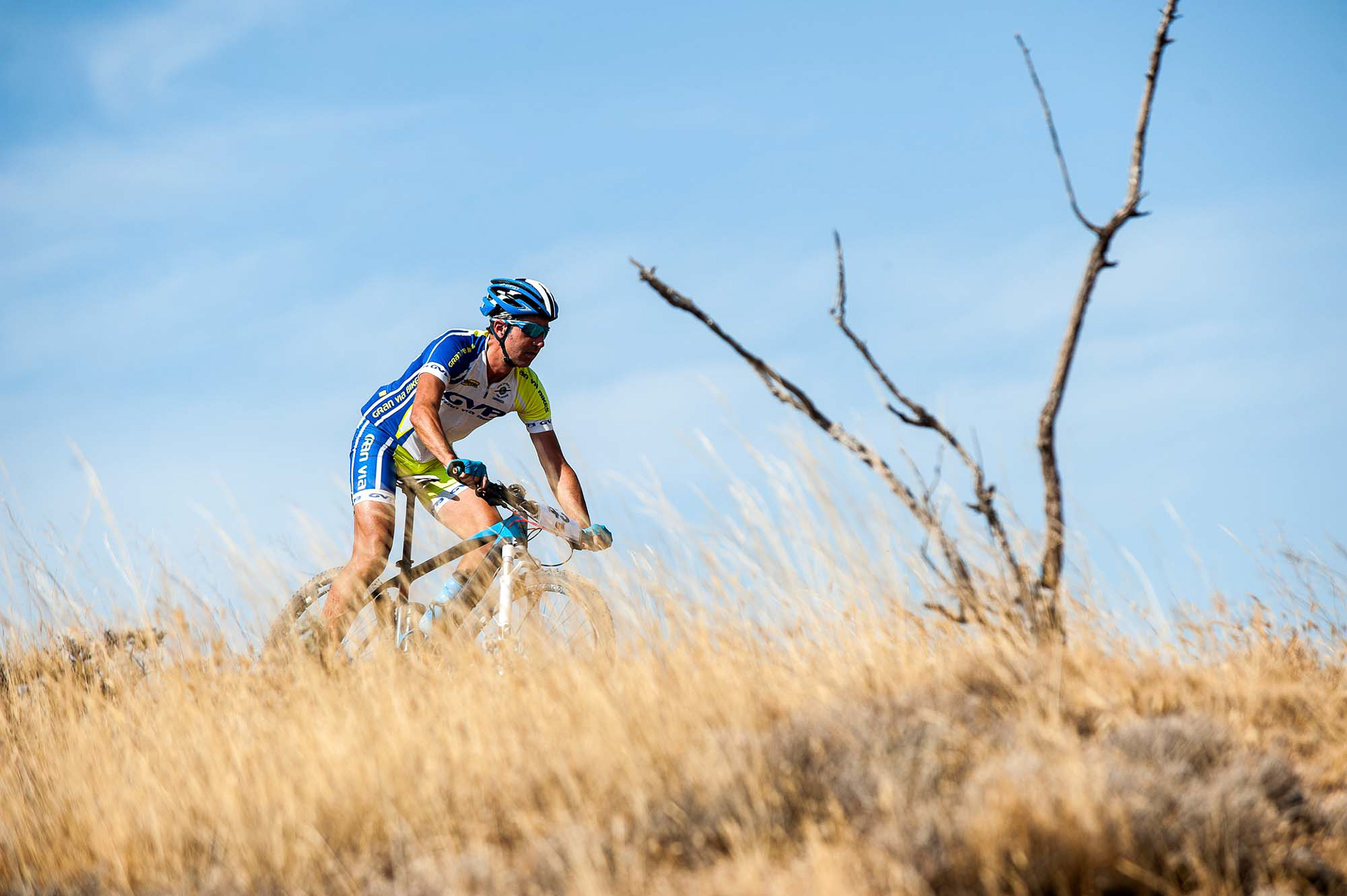 un ciclista en su bicileta rodando en el campo